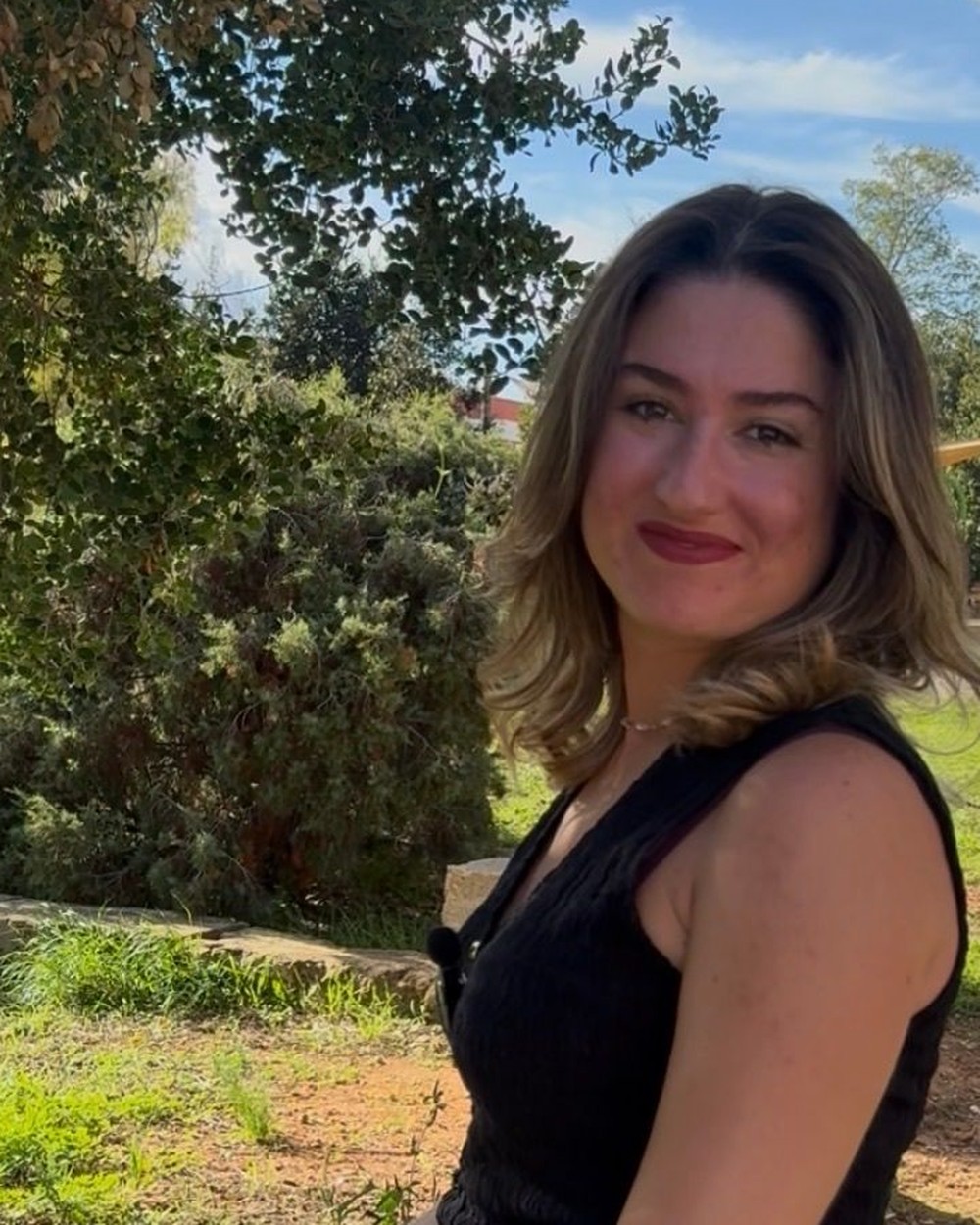 Valentina Panissa, asesora inmobiliaria en Mallorca, en un entorno natural de la isla