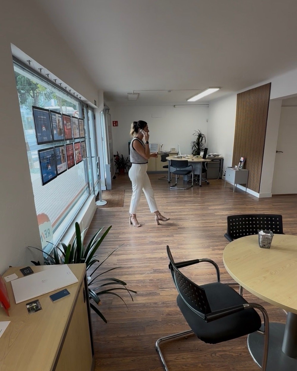 Valentina Panissa en la oficina de RE/MAX en Mallorca, atendiendo una llamada