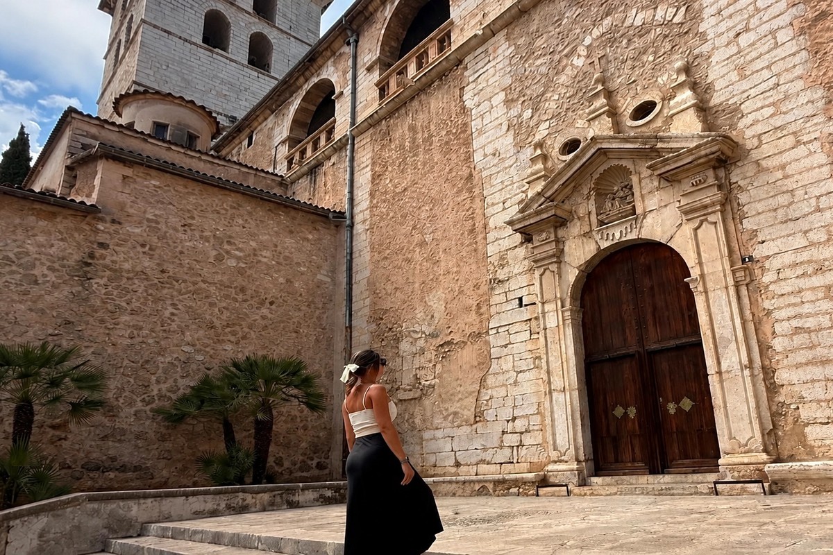 Valentina Panissa subiendo las escaleras de piedra de una iglesia histórica de Mallorca