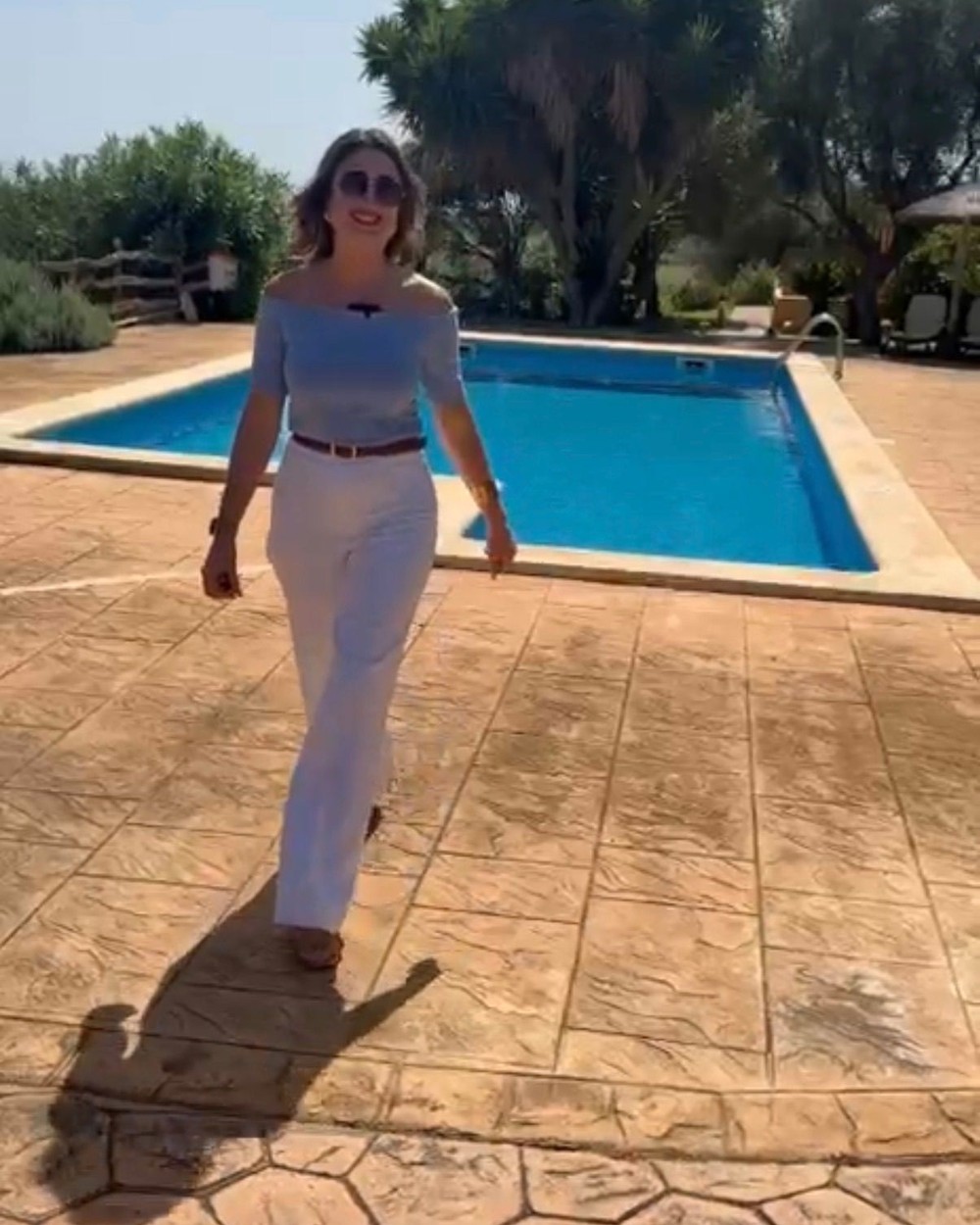 Valentina Panissa recorriendo la terraza de una villa con piscina en Mallorca