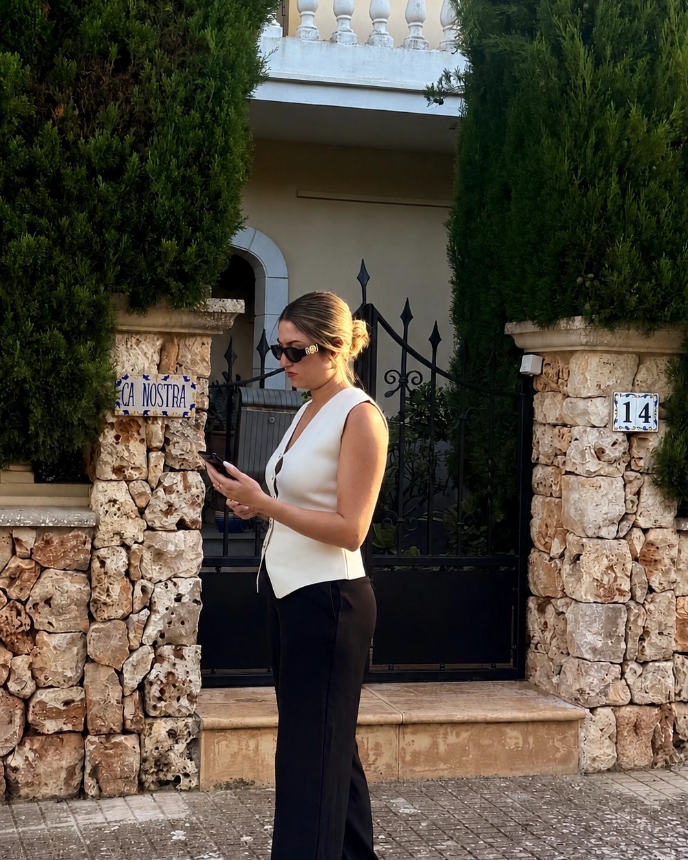 Valentina Panissa gestionando una visita en la entrada de una vivienda en Mallorca
